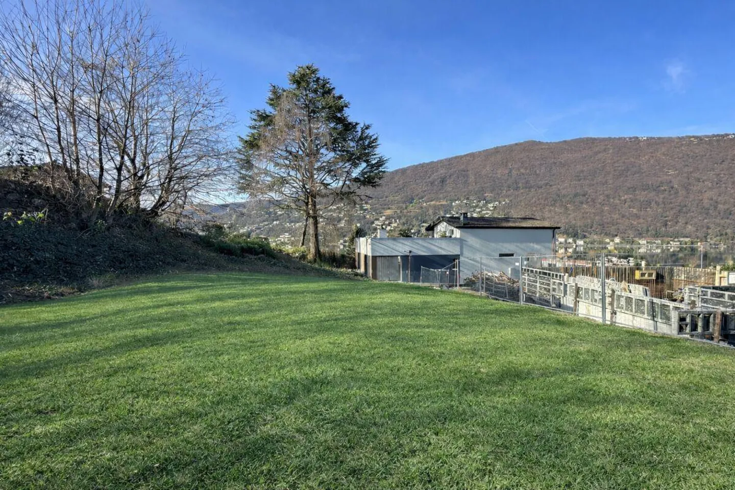 Building plot with lake view, sunny - Photo 2 of 4