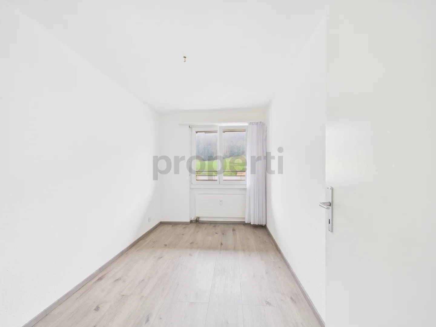 Appartement lumineux de 4 pièces avec balcon et intérieur rénové à Tecknau (BL) - Photo 7 sur 9