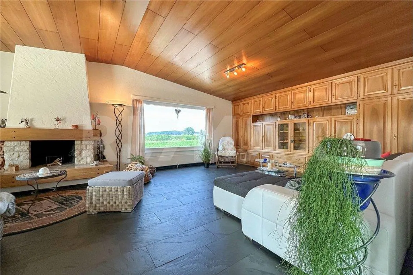 Charming single-family house with large grounds, adjacent to agricultural zone - Photo 4 of 13