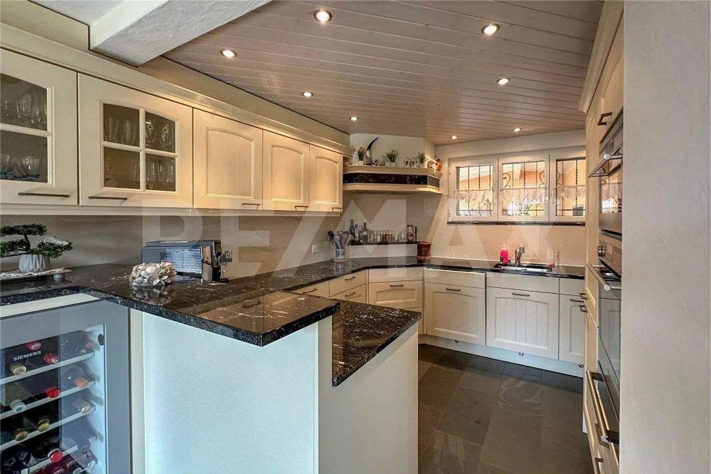 Charming single-family house with large grounds, adjacent to agricultural zone - Photo 7 of 13