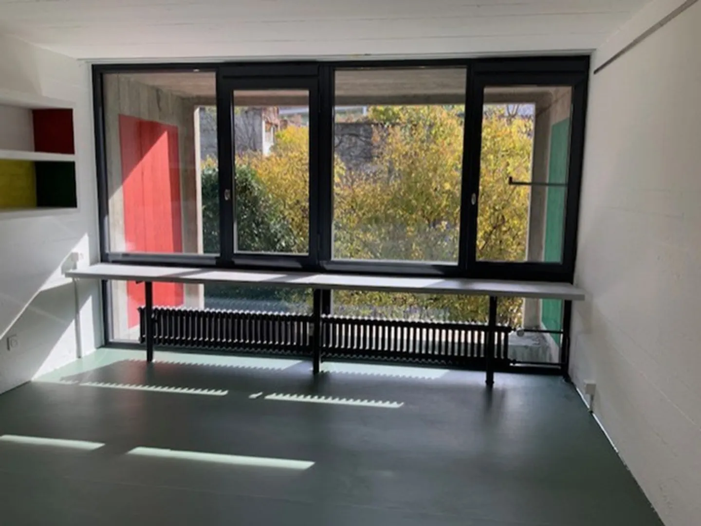 Vivere in un'icona dell'architettura svizzera | Unico appartamento di 3,5 stanze nell'insieme Atelier-5 protetto a Flamatt - Foto 10 di 13