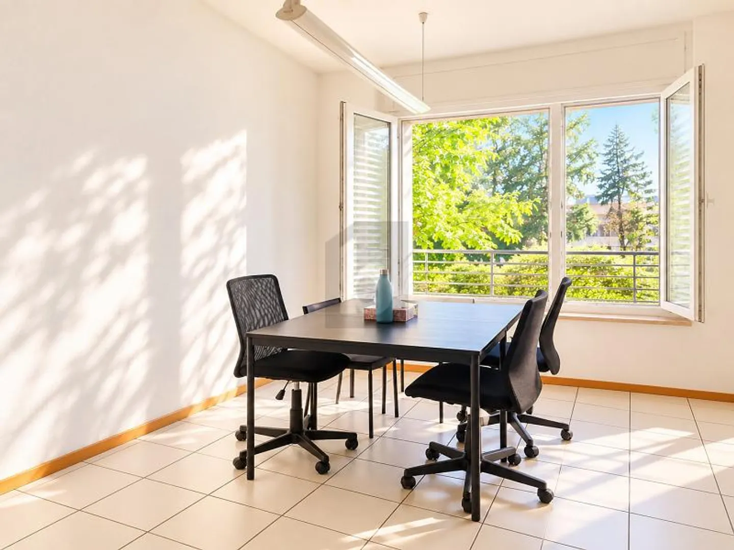 SPACIEUX ET ENSOLEILLÉ DANS UN EMPLACEMENT CENTRAL - Photo 4 sur 5