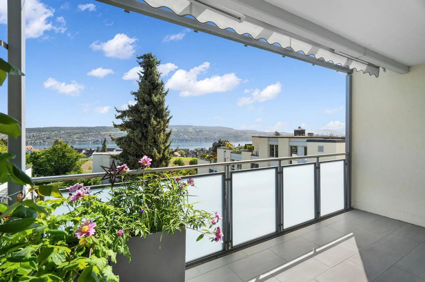 Vivere con vista panoramica sui tetti di Oberrieden - Foto 26 di 27