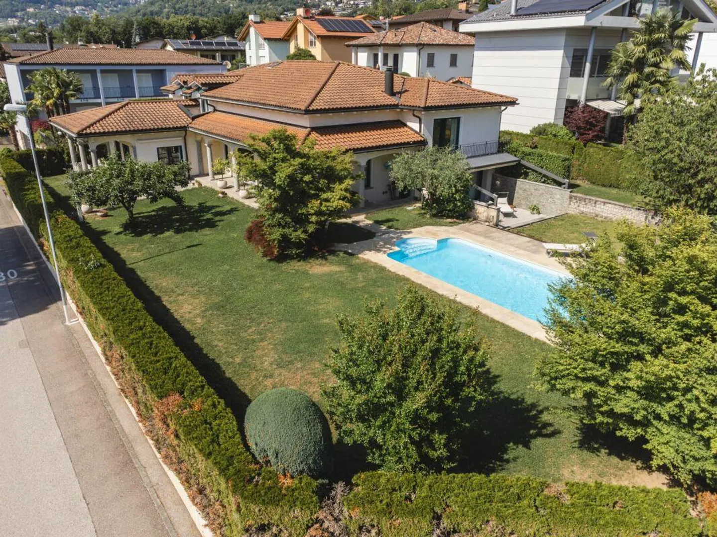 Nous vendons une élégante villa avec piscine à Cadro - Photo 1 sur 30