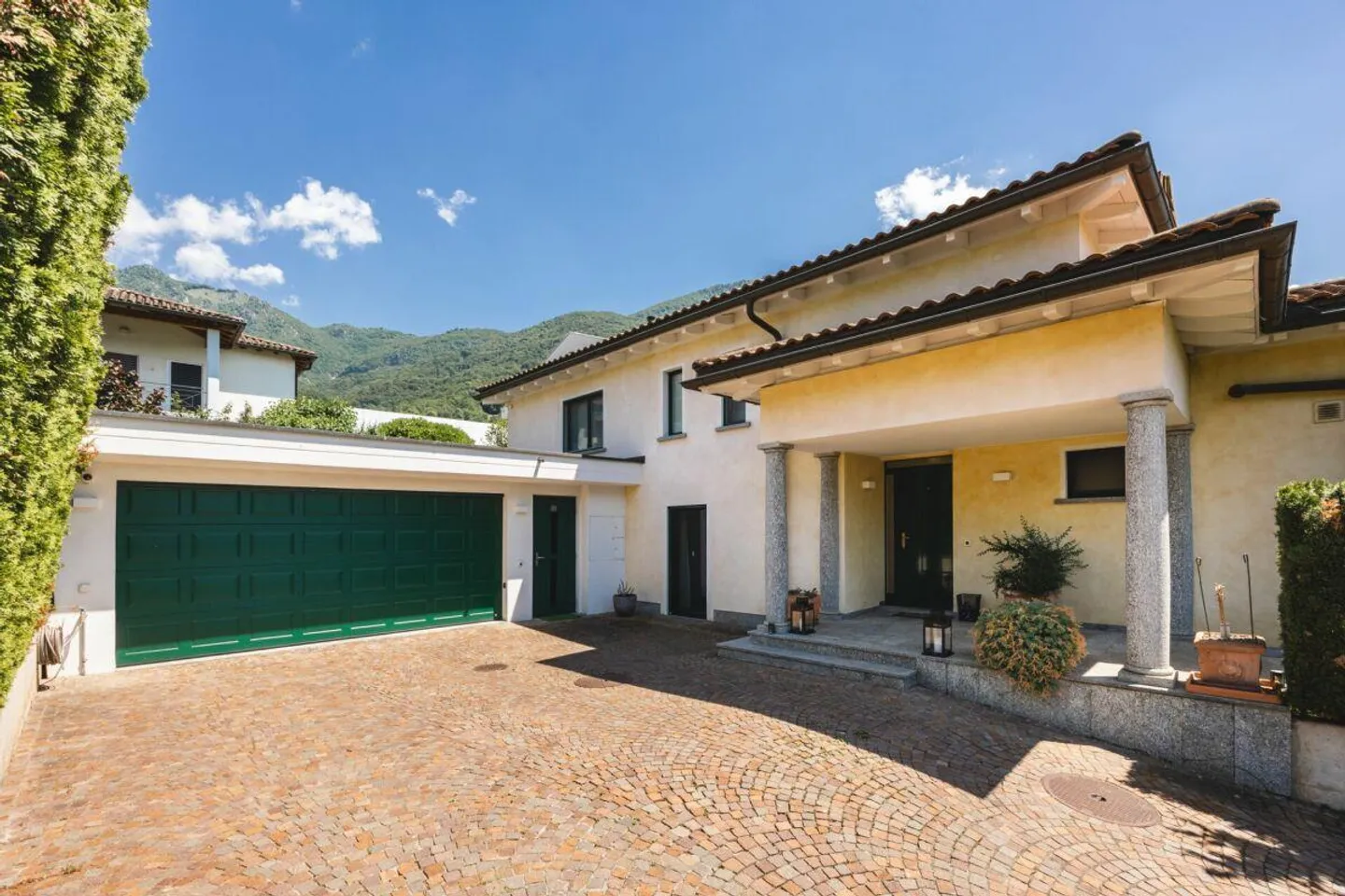 Nous vendons une élégante villa avec piscine à Cadro - Photo 2 sur 30