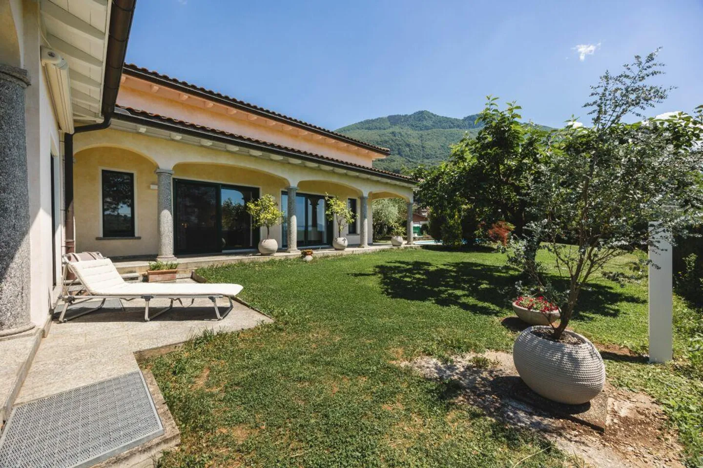 Nous vendons une élégante villa avec piscine à Cadro - Photo 3 sur 30
