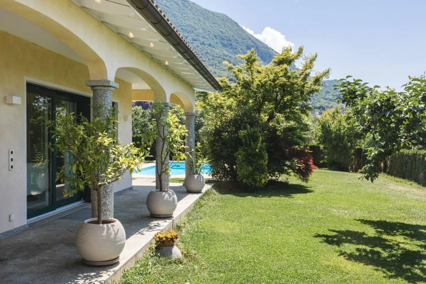 Nous vendons une élégante villa avec piscine à Cadro - Photo 4 sur 30