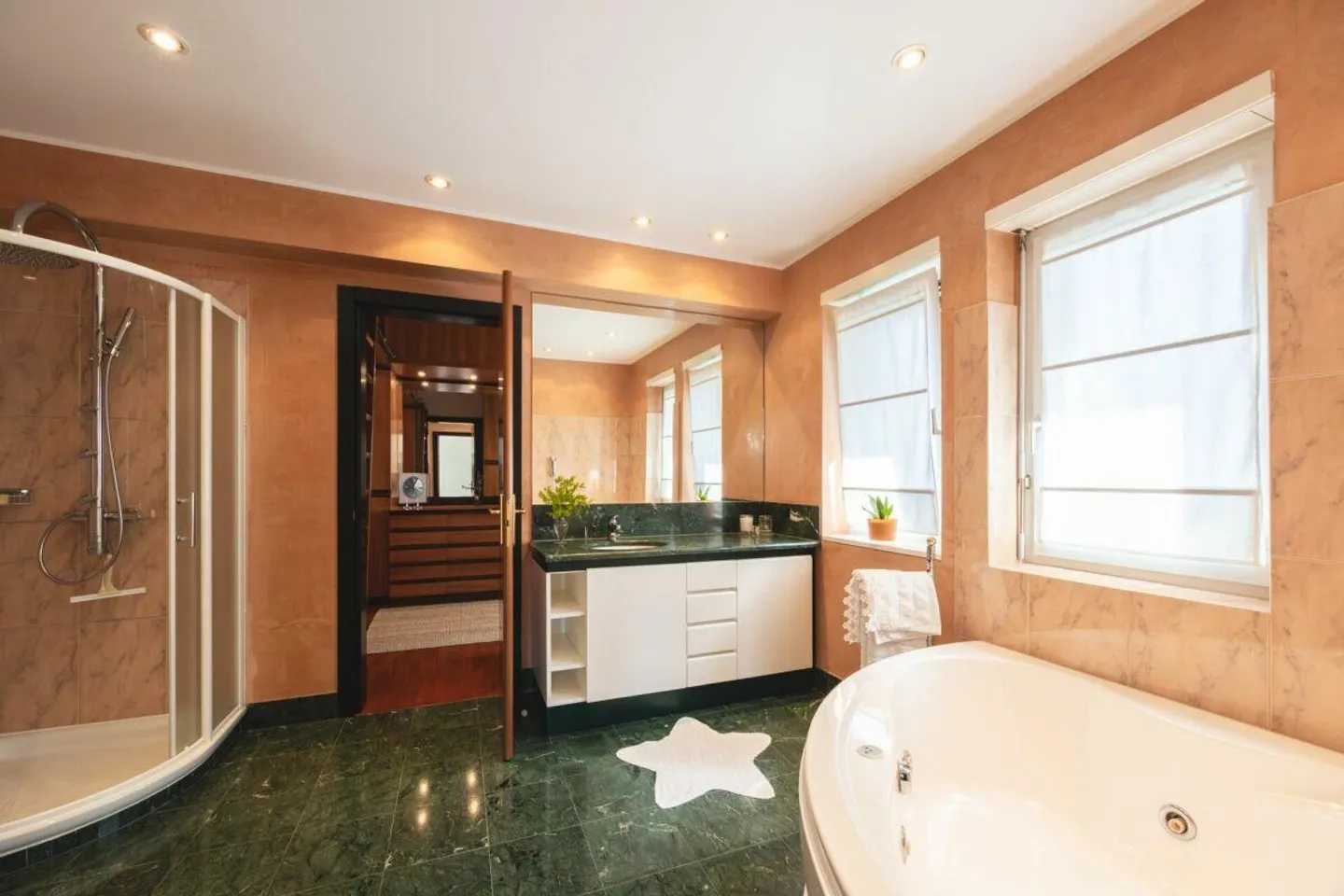 Nous vendons une élégante villa avec piscine à Cadro - Photo 25 sur 30