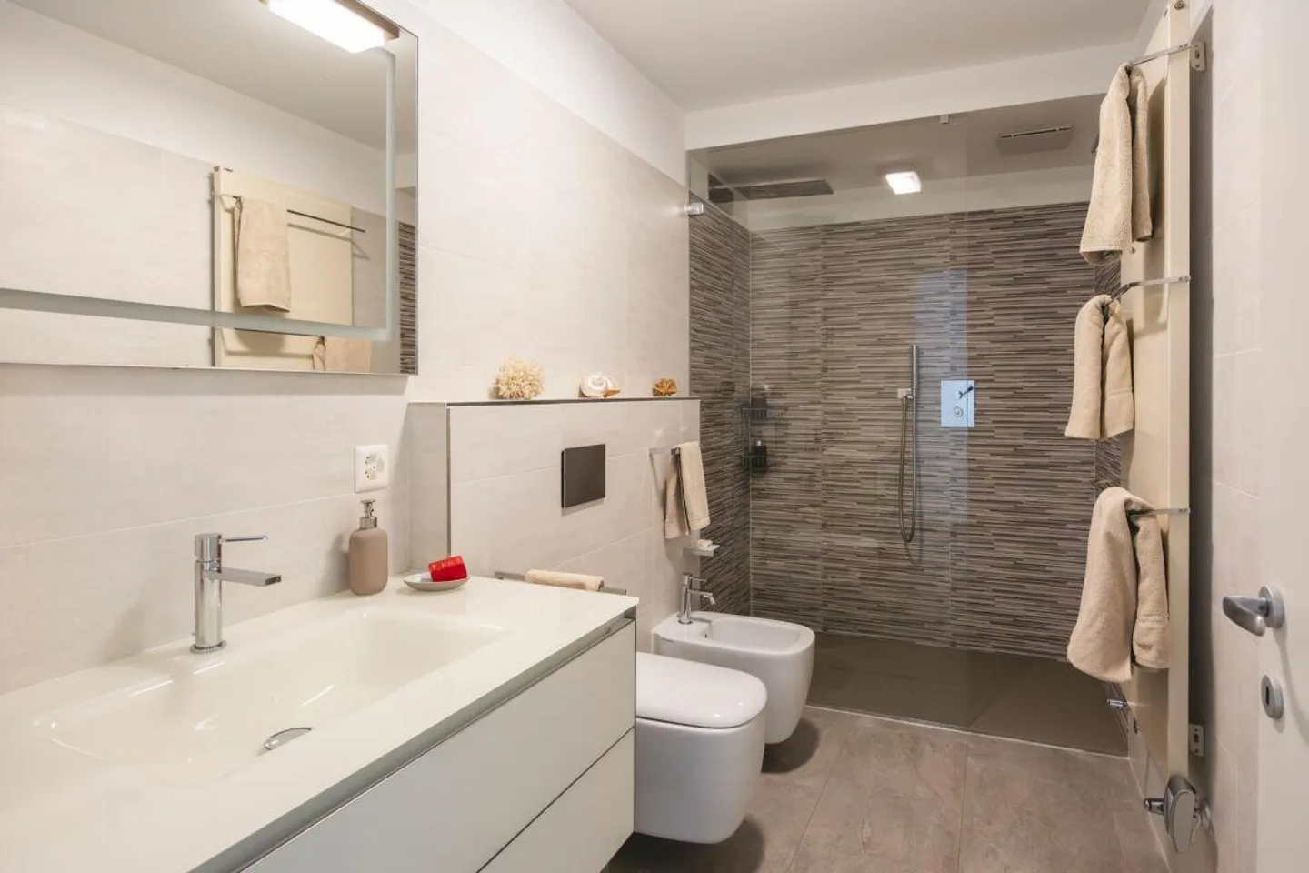 Nous vendons une élégante villa avec piscine à Cadro - Photo 28 sur 30
