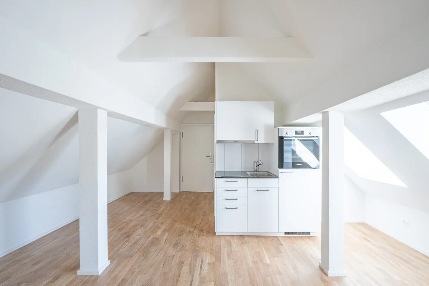 Freshly renovated multi-family house with 10 units - Photo 4 of 8