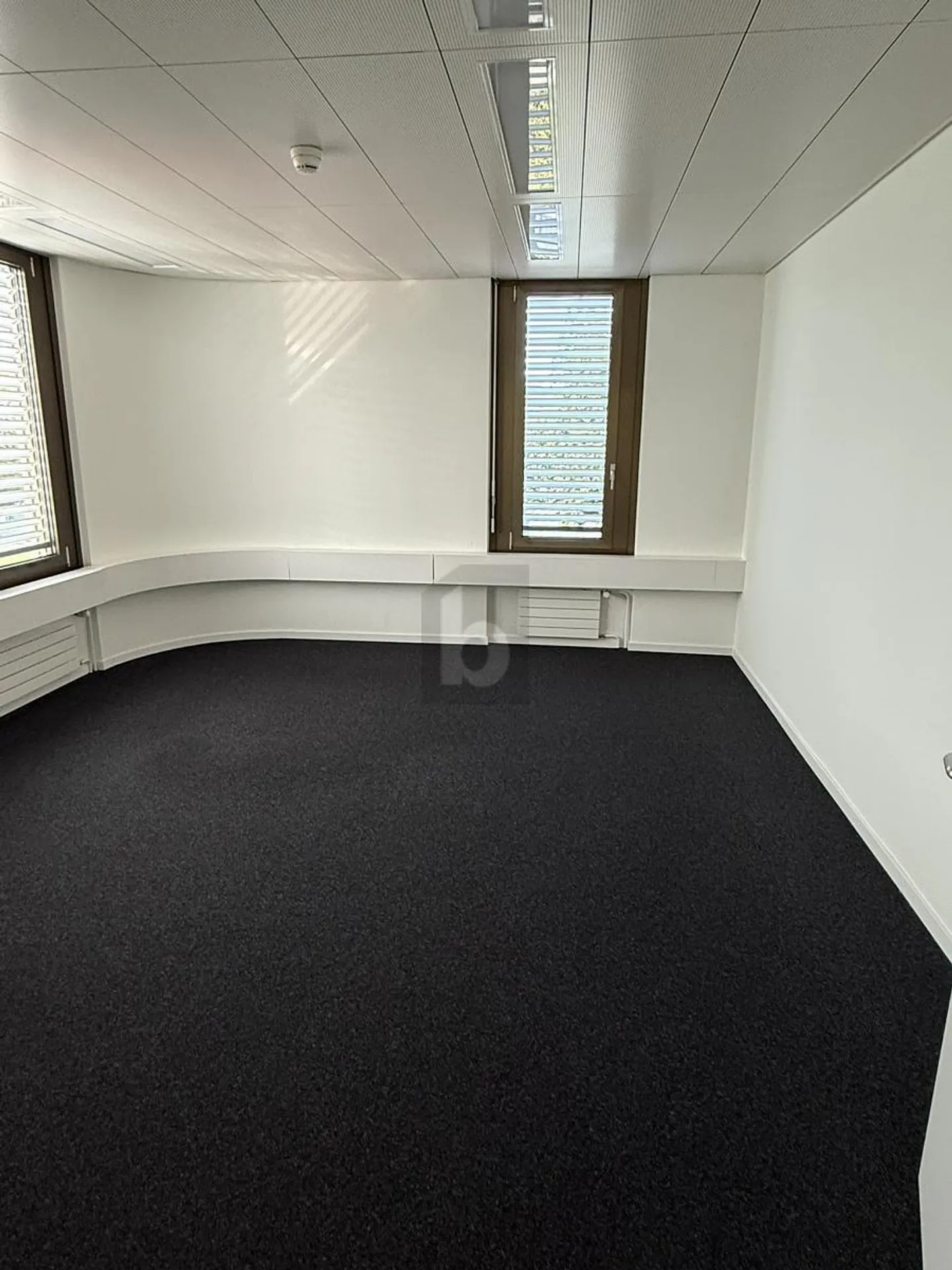 QUIET, CENTRAL WITH LOTS OF SPACE - Photo 2 of 6