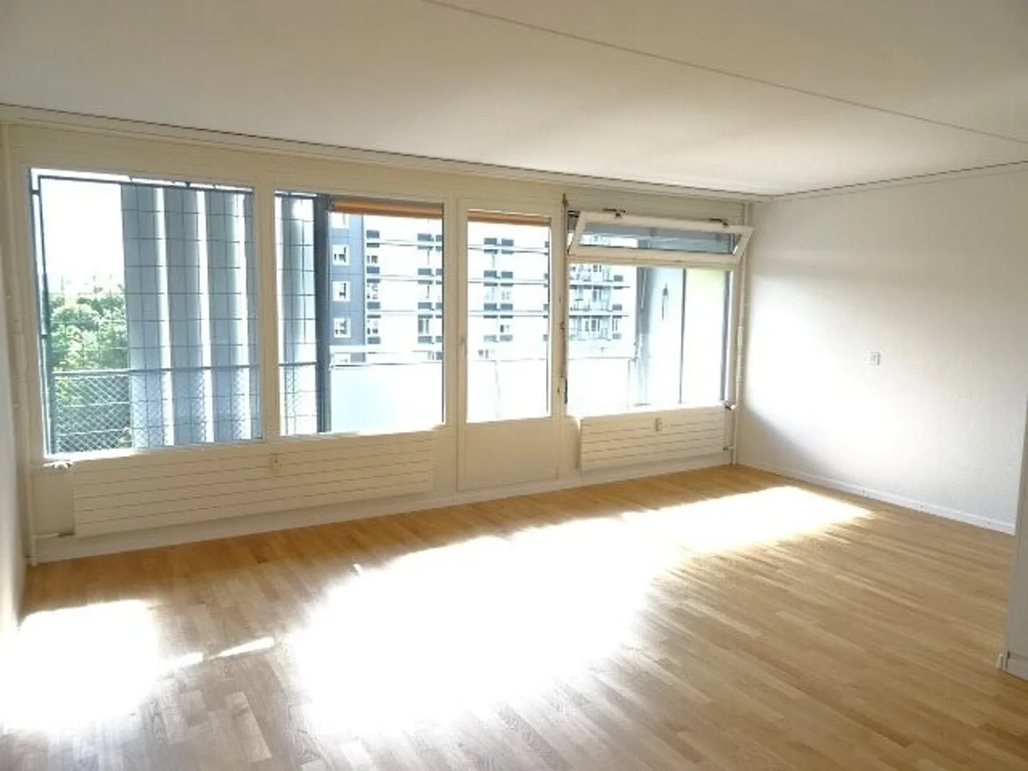 Appartement de 2.5 pièces de 62 m² au 7ème étage avec balcon - Photo 4 sur 9
