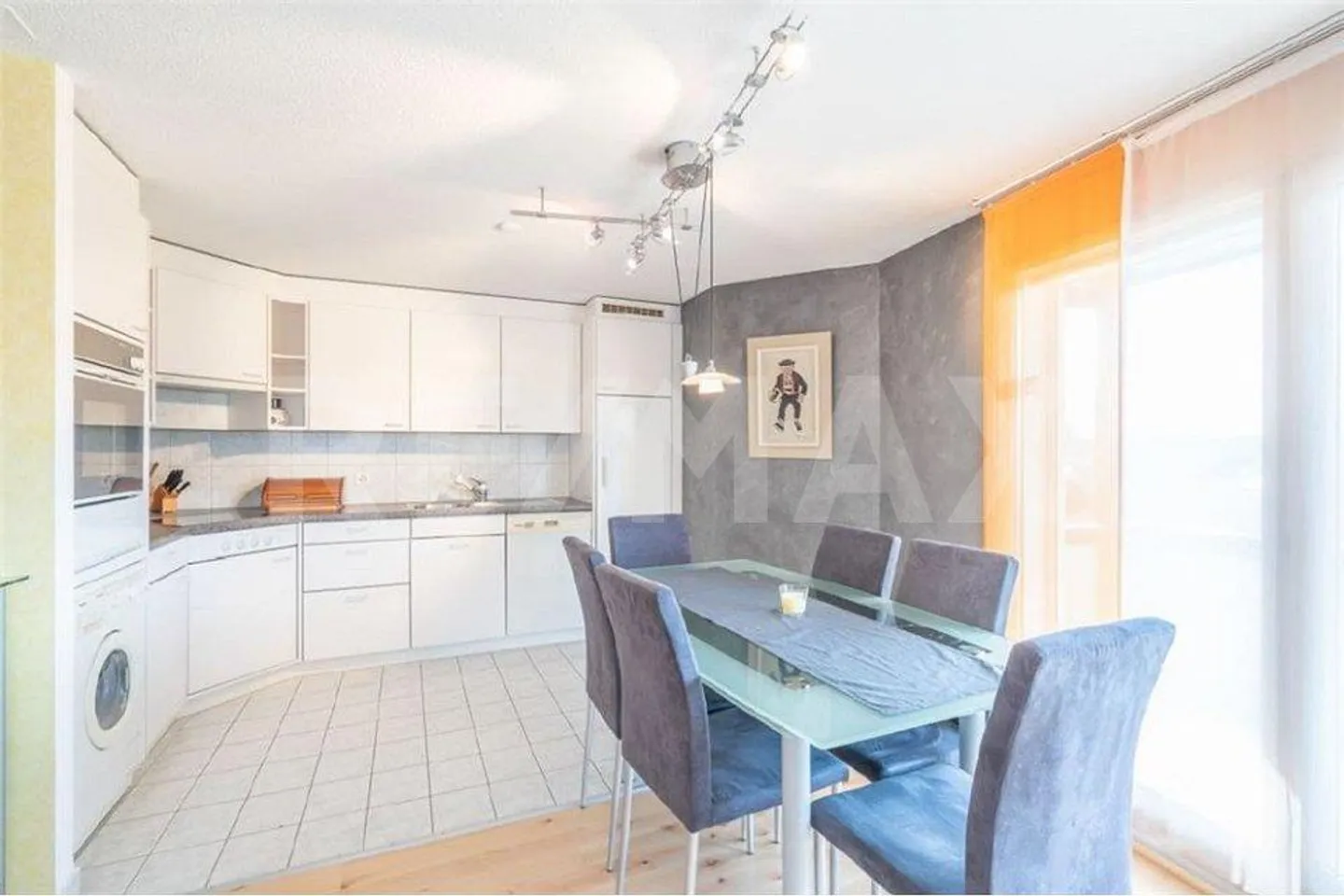 Charming 4½ Room Apartment with Mountain View in Trin - Photo 4 of 10