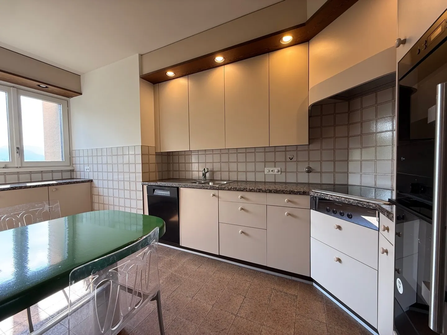 APPARTEMENT ÉLÉGANT ENTOURÉ DE VERDURE À DEUX PAS DU CENTRE - Photo 5 sur 12