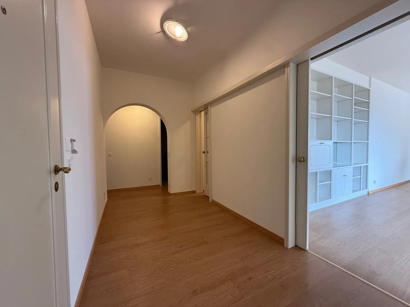 APPARTEMENT ÉLÉGANT ENTOURÉ DE VERDURE À DEUX PAS DU CENTRE - Photo 6 sur 12