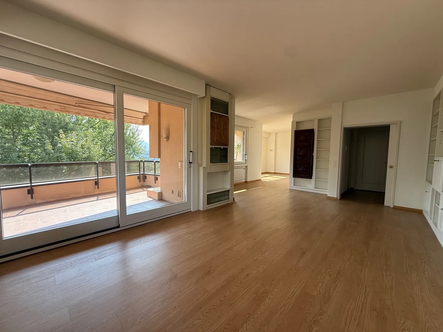APPARTEMENT ÉLÉGANT ENTOURÉ DE VERDURE À DEUX PAS DU CENTRE - Photo 2 sur 12