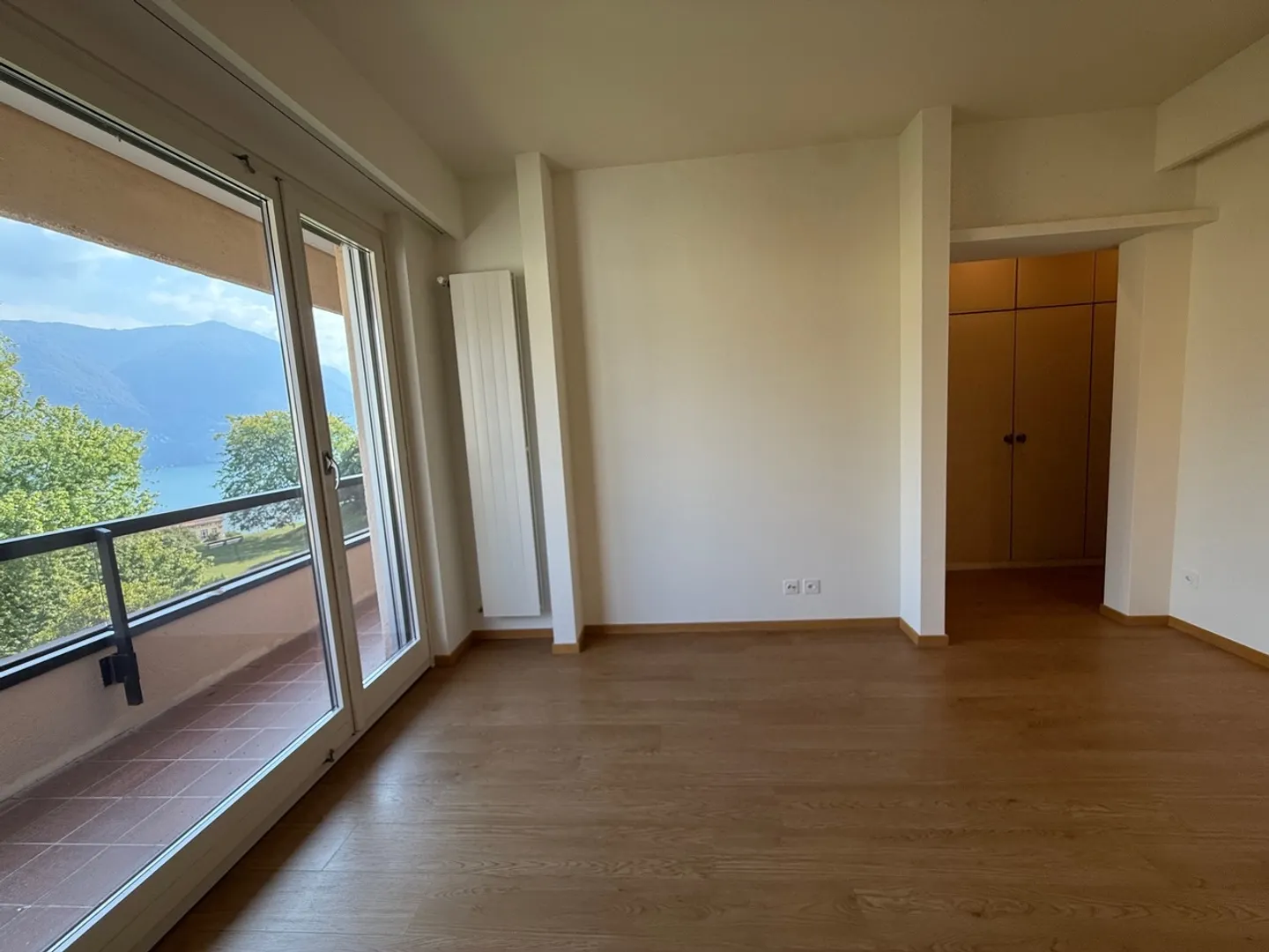 APPARTEMENT ÉLÉGANT ENTOURÉ DE VERDURE À DEUX PAS DU CENTRE - Photo 8 sur 12