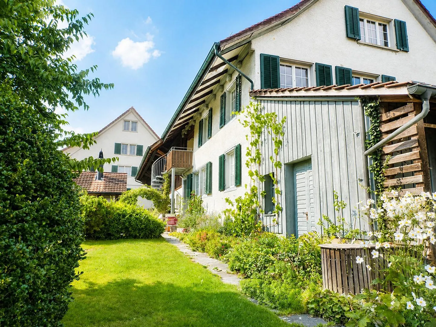 Dreamlike 6.5-room apartment with fireplace and idyllic garden - Photo 1 of 13