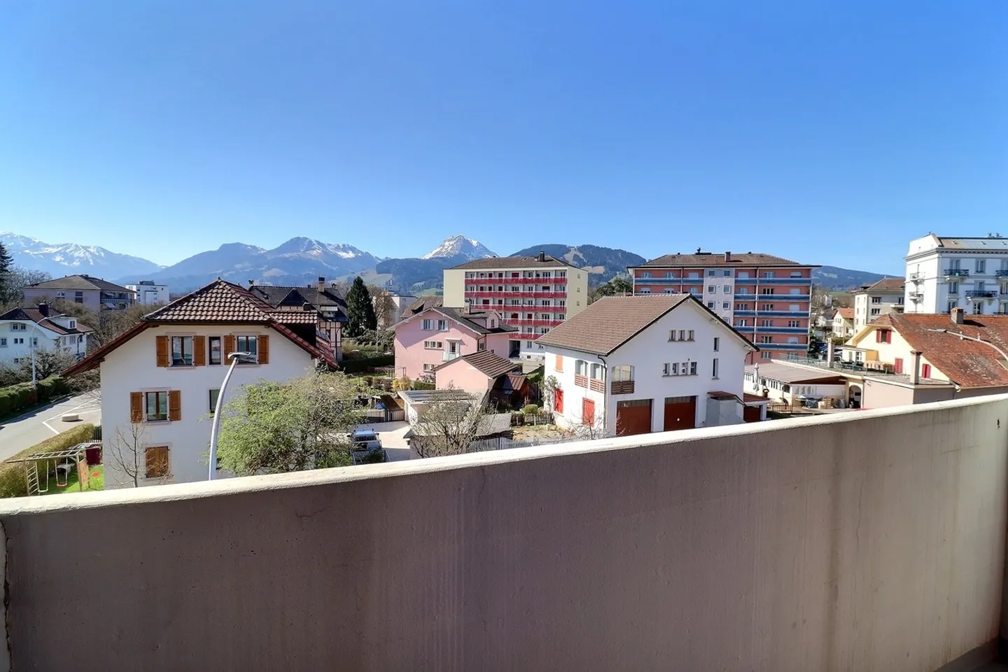 Appartement spacieux avec vue montagne - Photo 1 sur 11