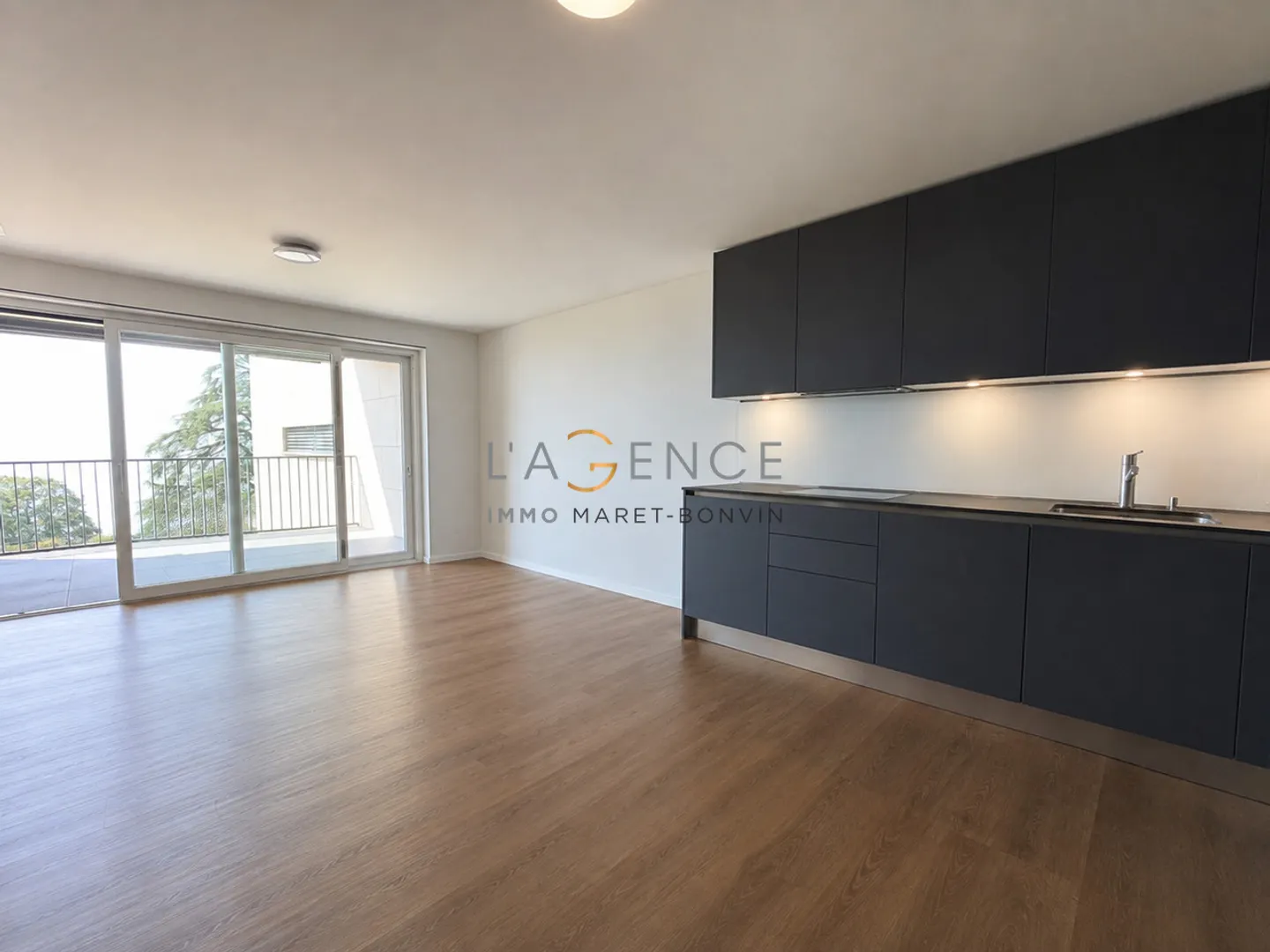 3,5-Zimmer-Wohnung mit großem Balkon, Schwimmbad und Seeblick - Foto 2 von 8