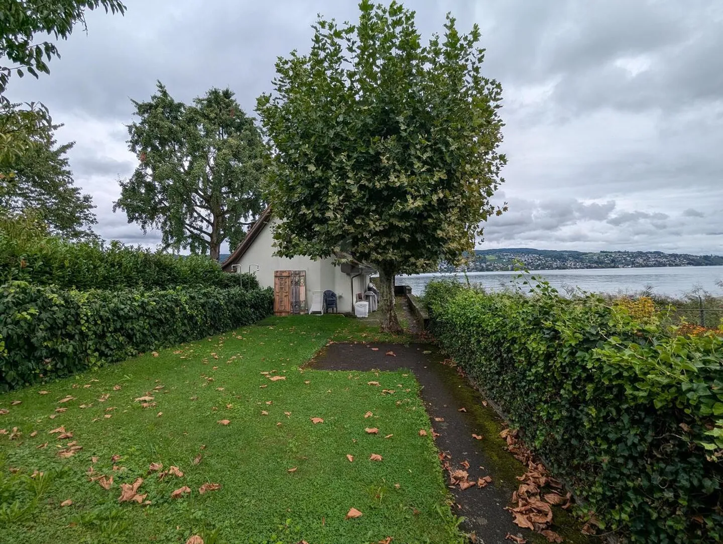 MÖBLIERT AM SEE MIT PRIVATEM BADEPLATZ - Foto 1 von 6