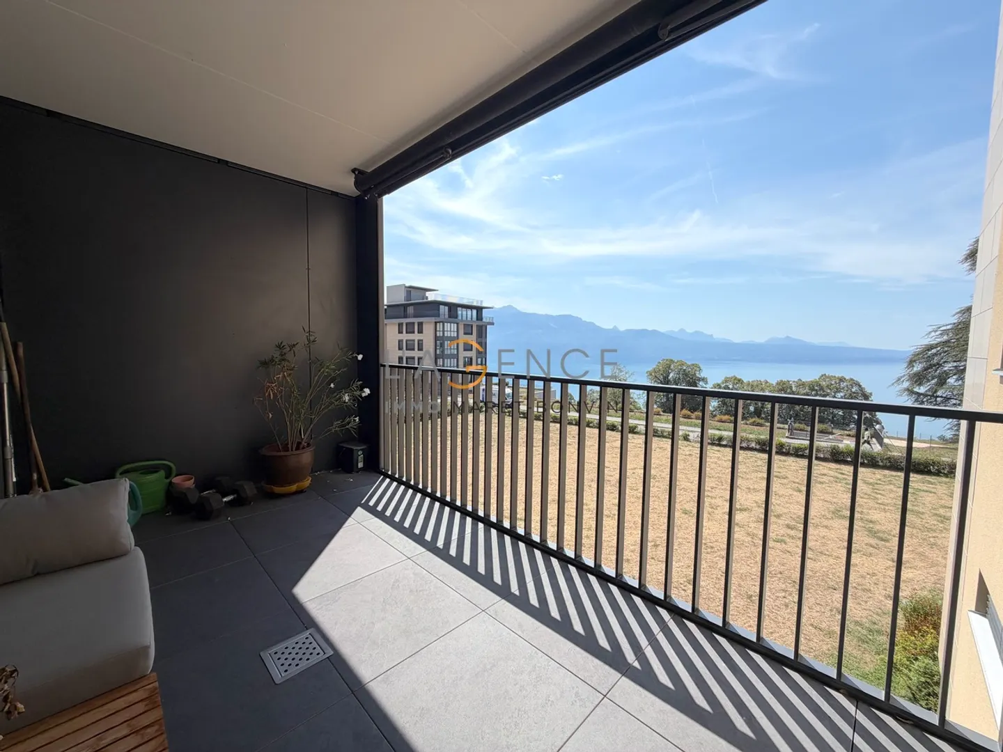 3,5-Zimmer-Wohnung mit großem Balkon, Schwimmbad und Seeblick - Foto 7 von 8