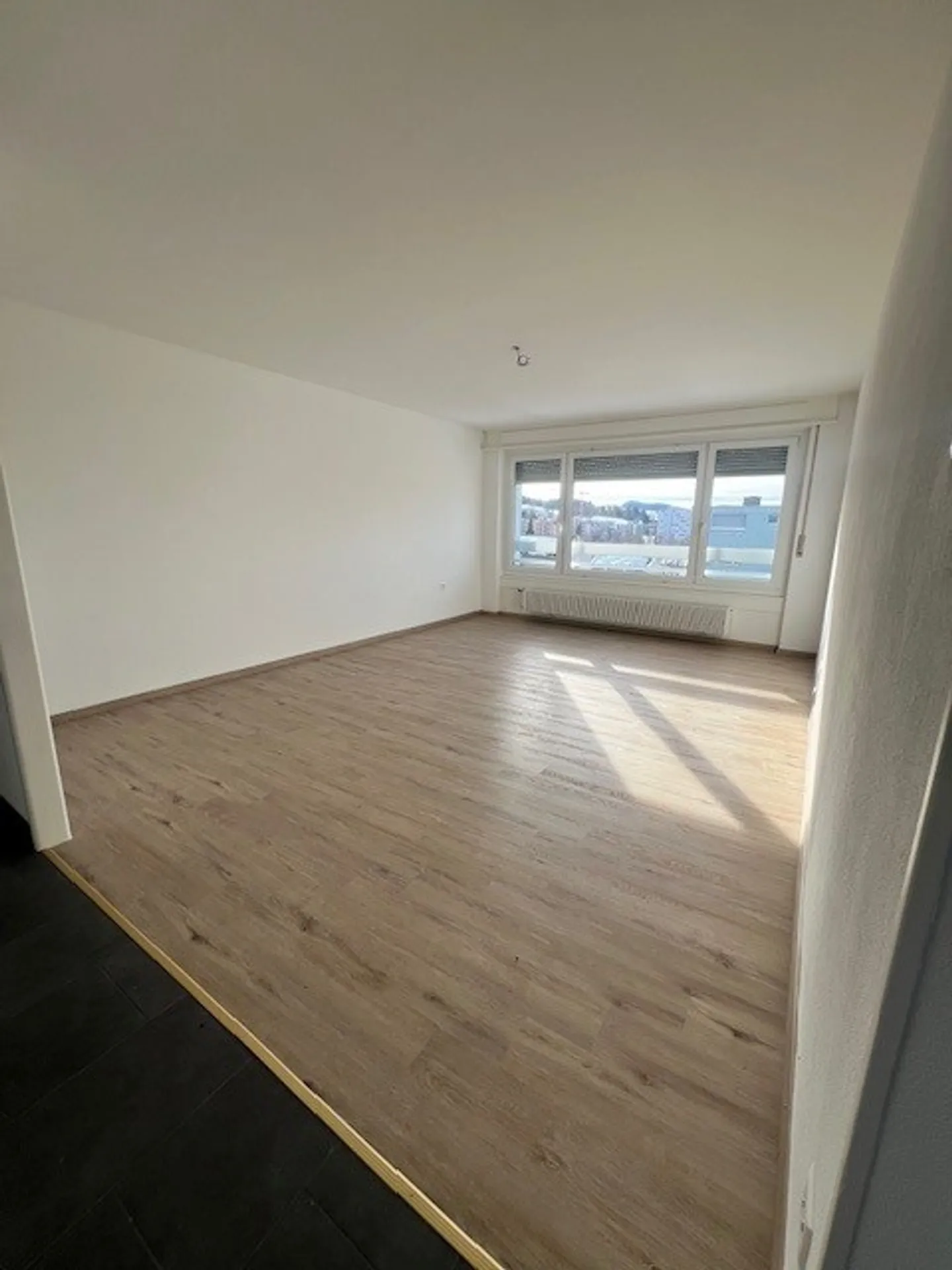 Schöne 4,5-Zimmer-Wohnung in einem Gebäude mit Aufzug - Foto 2 von 7