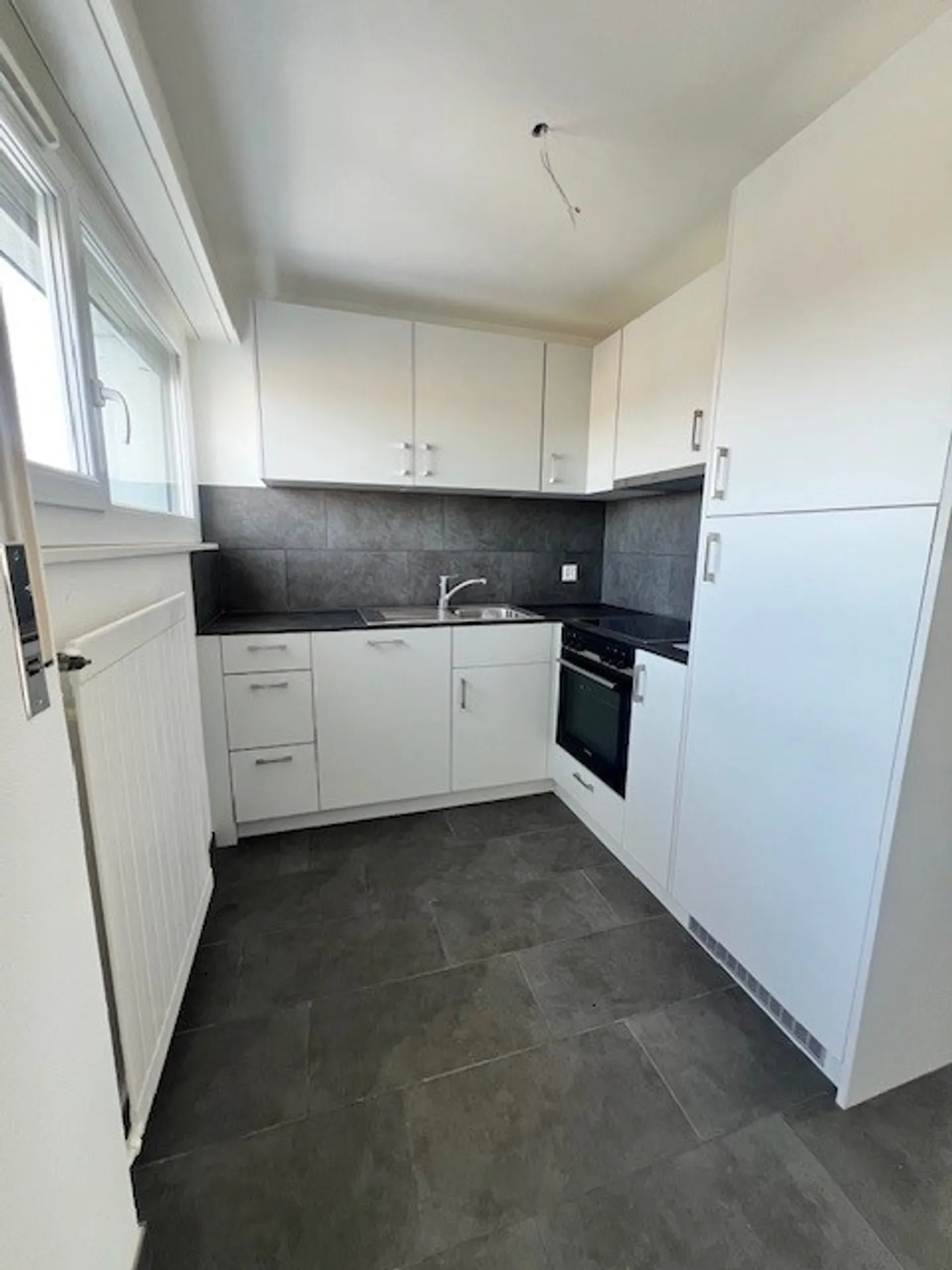 Schöne 4,5-Zimmer-Wohnung in einem Gebäude mit Aufzug - Foto 3 von 7