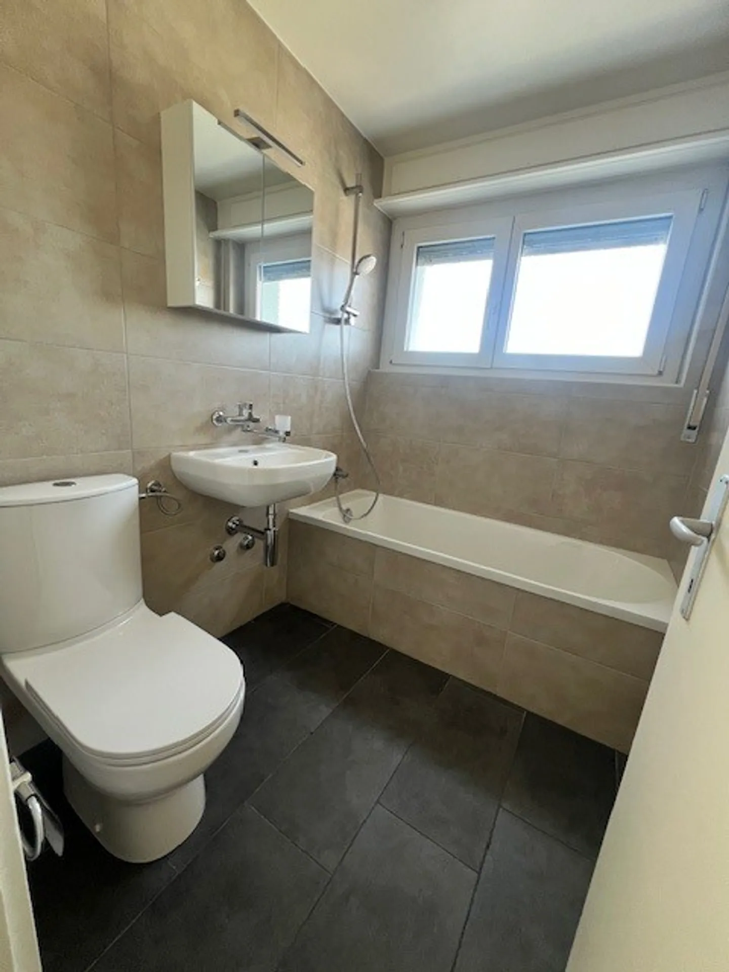Schöne 4,5-Zimmer-Wohnung in einem Gebäude mit Aufzug - Foto 4 von 7