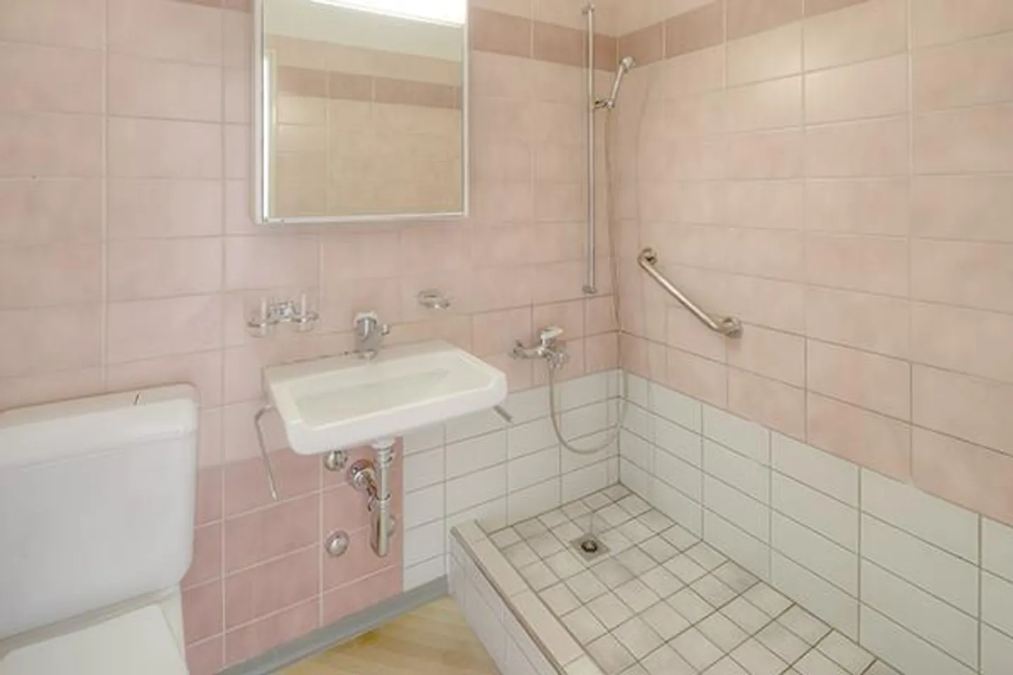 Louer sans dépôt - Vivre au-dessus des toits dans le centre de Wettingen ! - Photo 7 sur 11