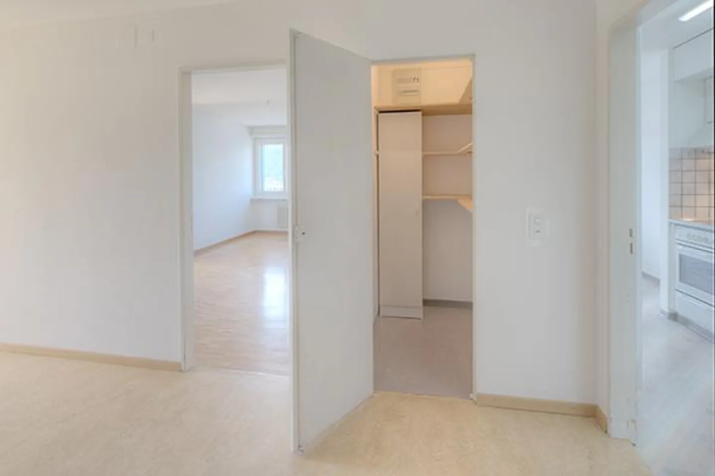 Louer sans dépôt - Vivre au-dessus des toits dans le centre de Wettingen ! - Photo 10 sur 11