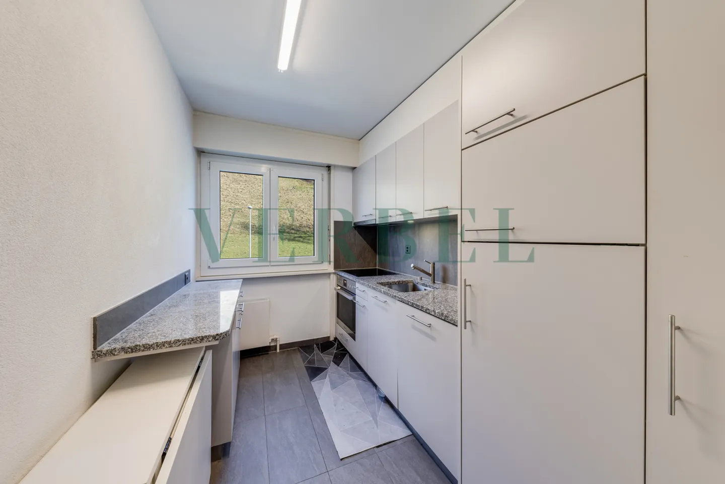 Beautiful renovated 3.5-room apartment with magnificent lake view - Photo 3 of 11