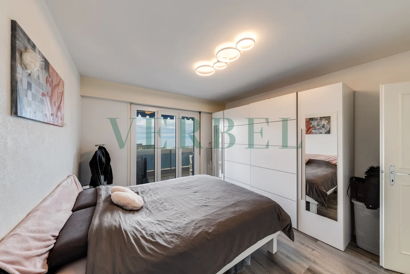 Beautiful renovated 3.5-room apartment with magnificent lake view - Photo 4 of 11