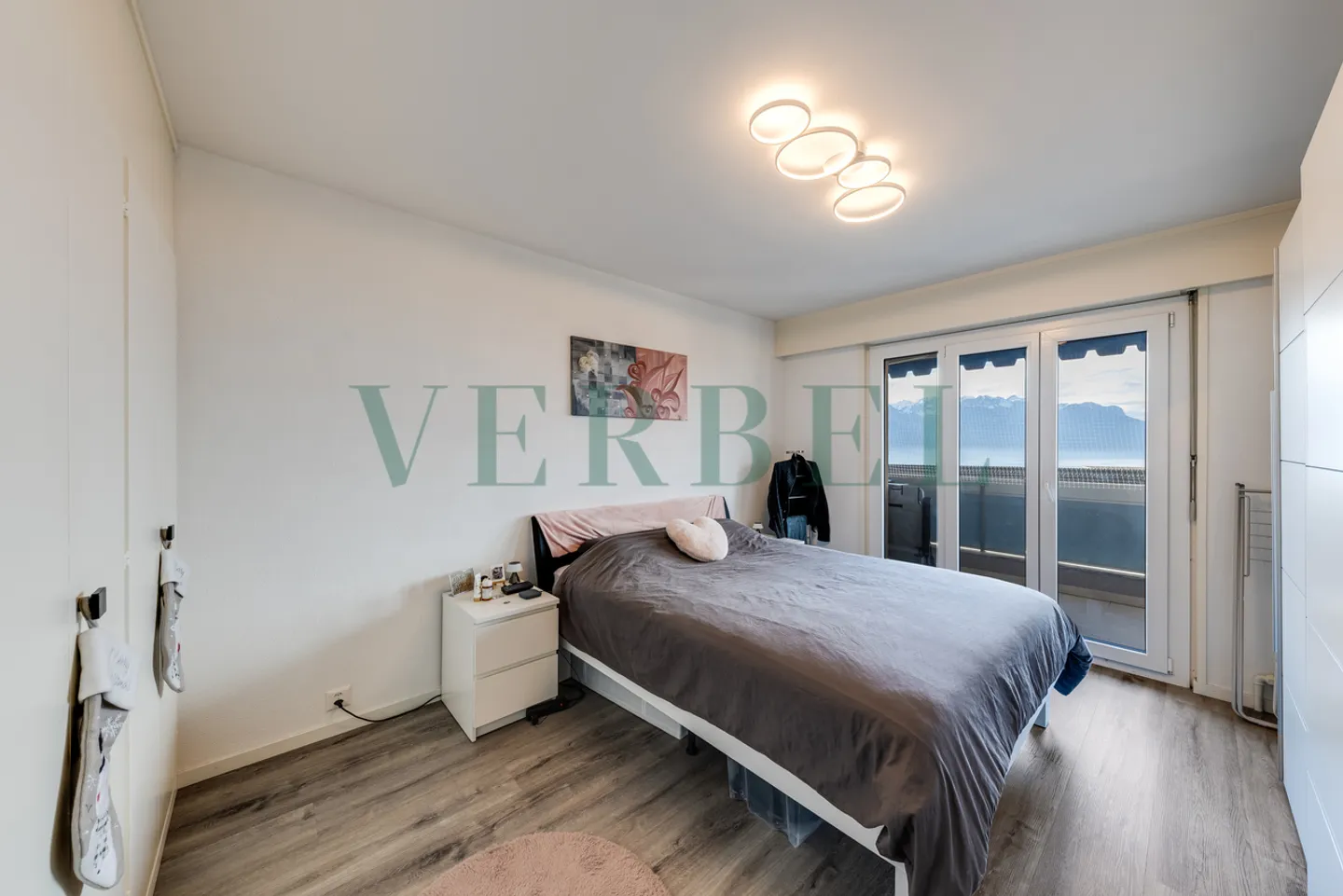 Beautiful renovated 3.5-room apartment with magnificent lake view - Photo 5 of 11