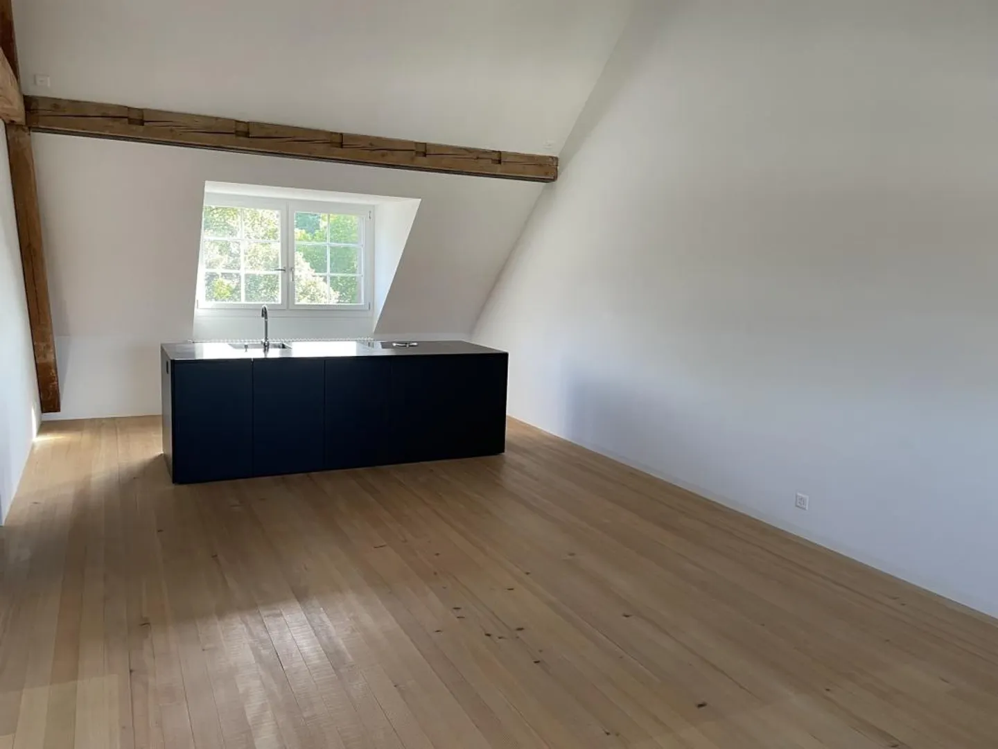 Loft-style 2.5-room penthouse with gallery and charm - Photo 2 of 15