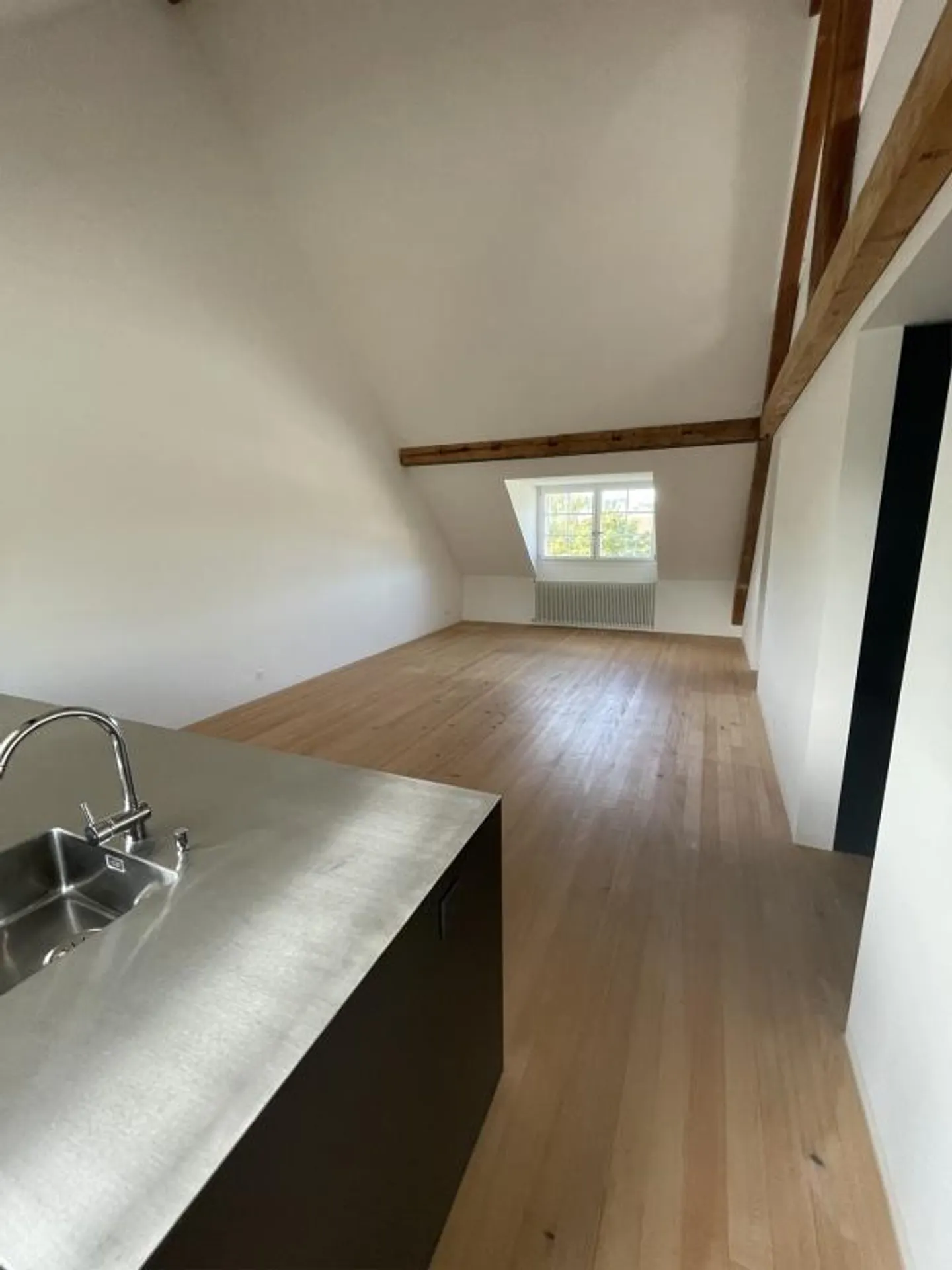 Loft-style 2.5-room penthouse with gallery and charm - Photo 4 of 15