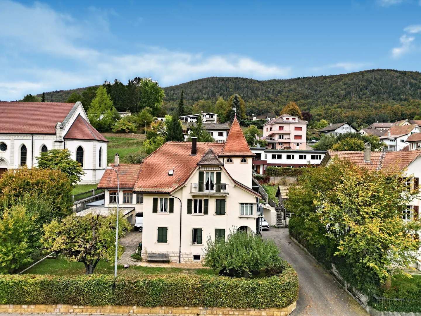 Court, large house with 2 apartments, garages and workshop - Photo 1 of 16