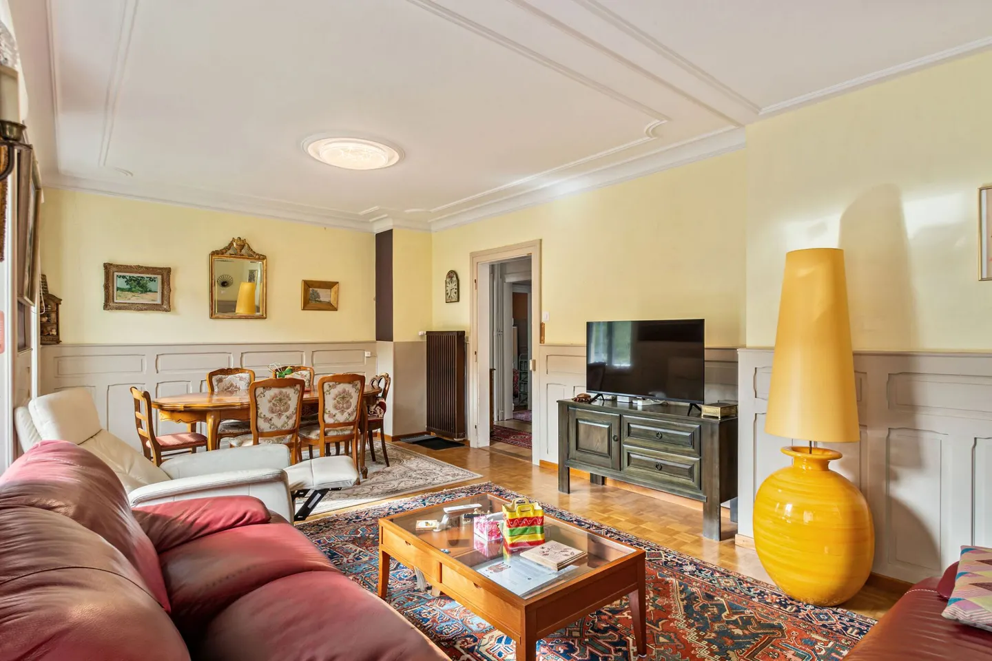 Court, large house with 2 apartments, garages and workshop - Photo 2 of 16