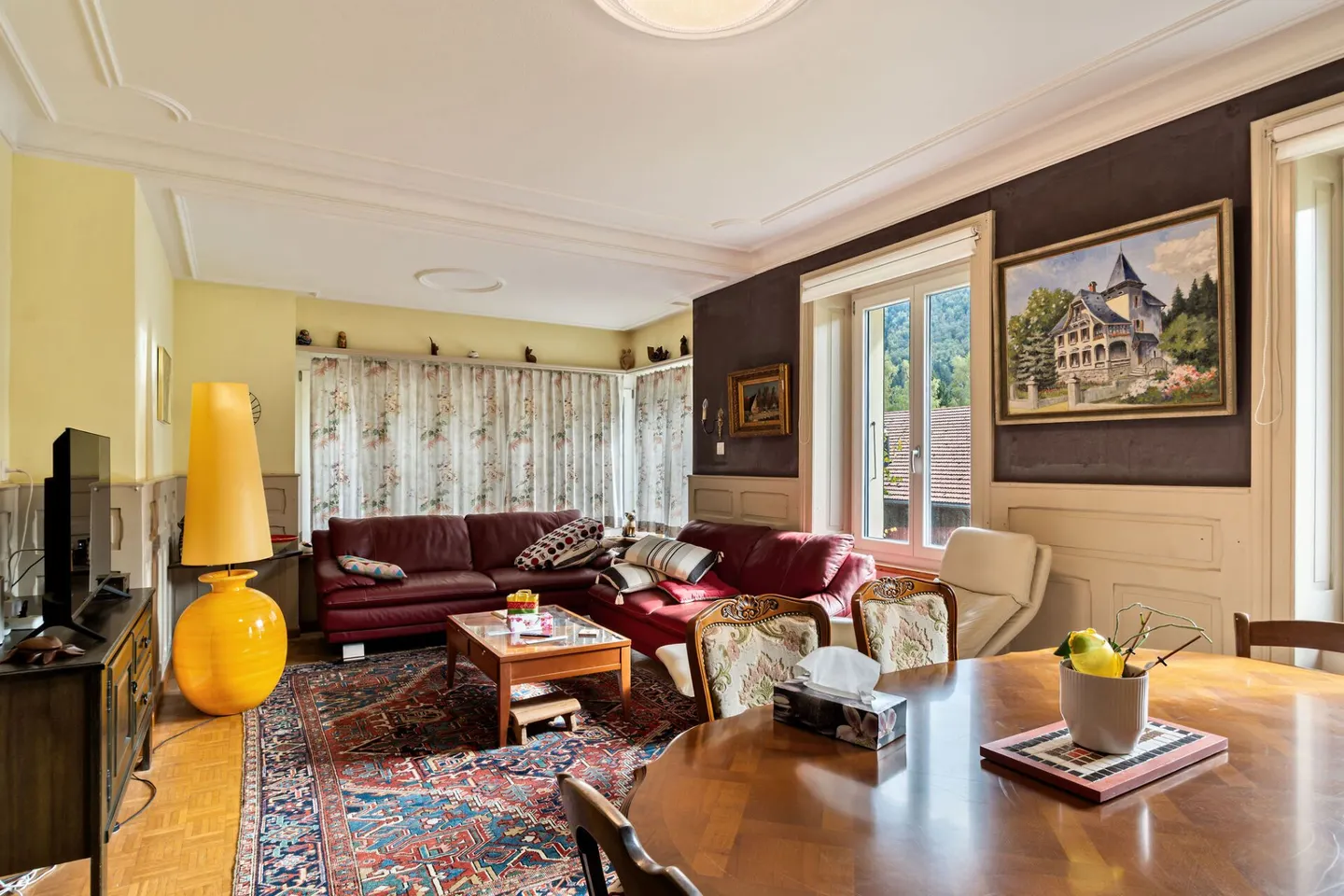 Court, large house with 2 apartments, garages and workshop - Photo 3 of 16