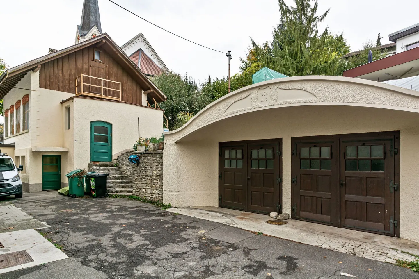 Court, large house with 2 apartments, garages and workshop - Photo 13 of 16