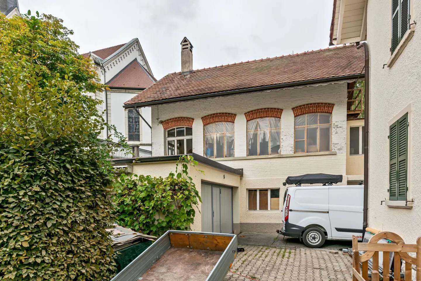 Court, large house with 2 apartments, garages and workshop - Photo 14 of 16