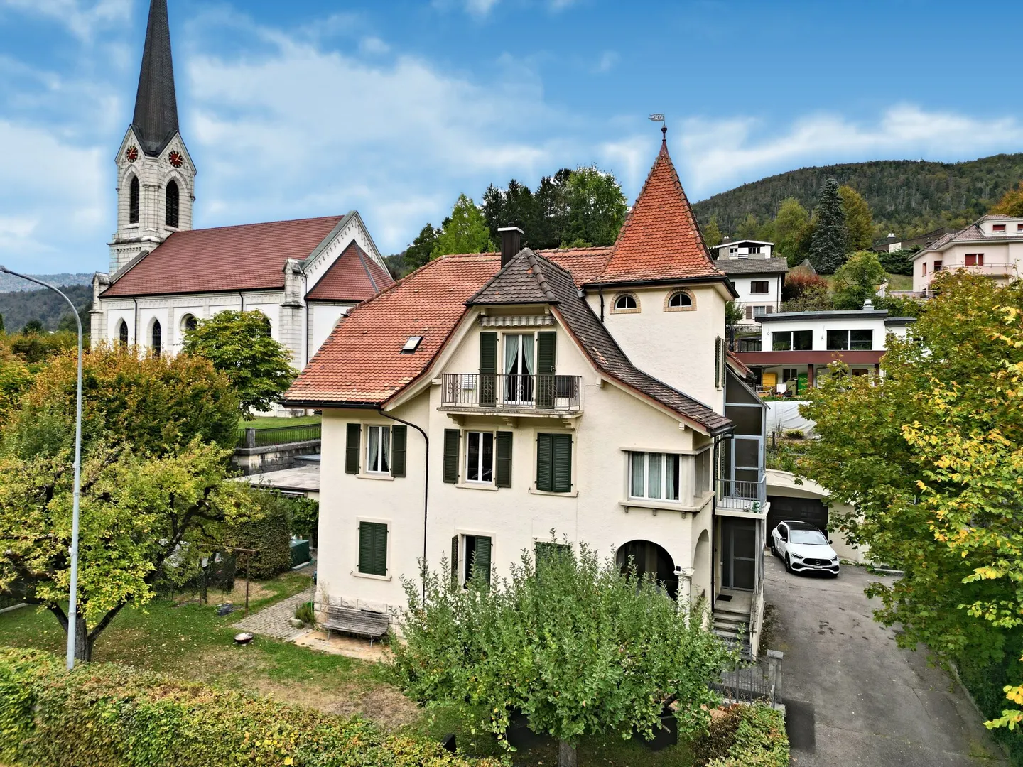 Court, large house with 2 apartments, garages and workshop - Photo 15 of 16
