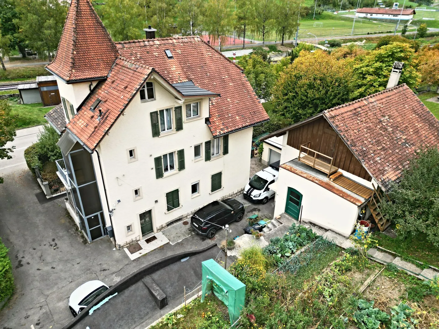 Court, large house with 2 apartments, garages and workshop - Photo 16 of 16