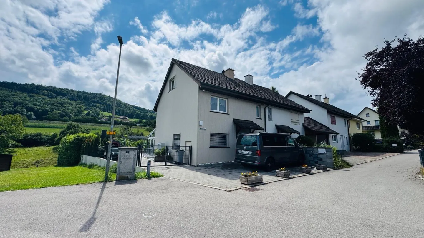 Maison semi-détachée de 4,5 pièces avec 3 places de parking, système photovoltaïque, véranda, cheminée, sauna et jardin - Photo 1 sur 24