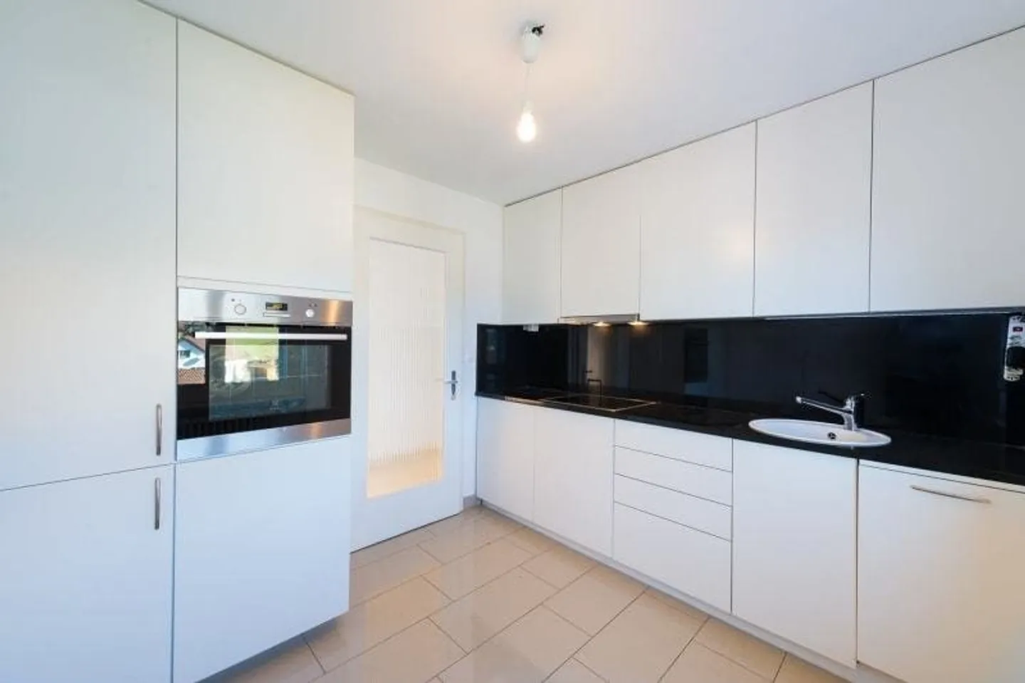 Charming Renovated Apartment - Photo 4 of 7