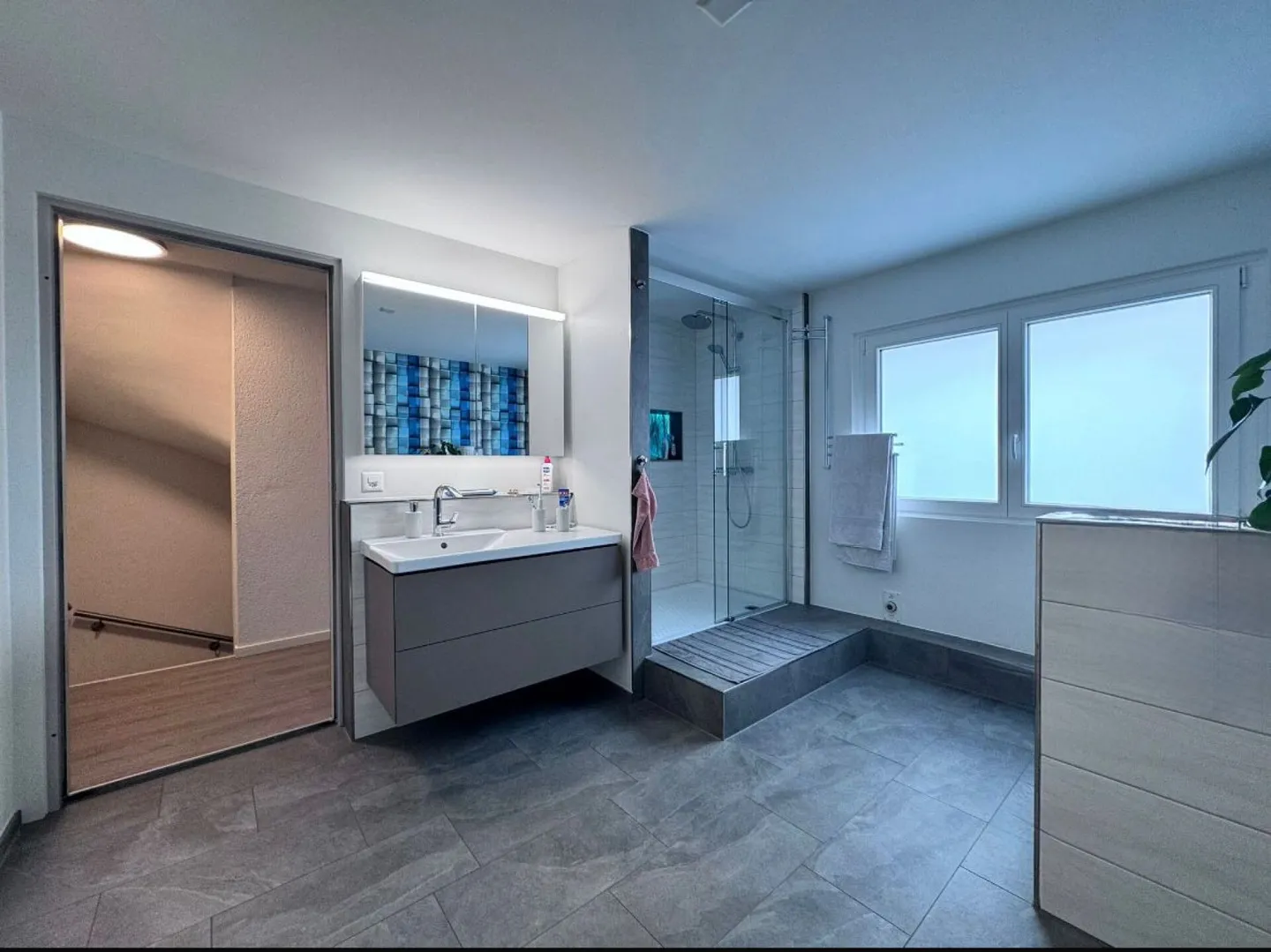 Maison semi-détachée de 4,5 pièces avec 3 places de parking, système photovoltaïque, véranda, cheminée, sauna et jardin - Photo 2 sur 24