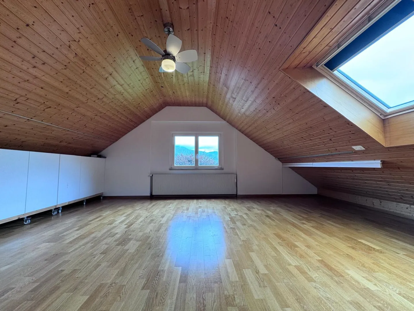 Maison semi-détachée de 4,5 pièces avec 3 places de parking, système photovoltaïque, véranda, cheminée, sauna et jardin - Photo 13 sur 24