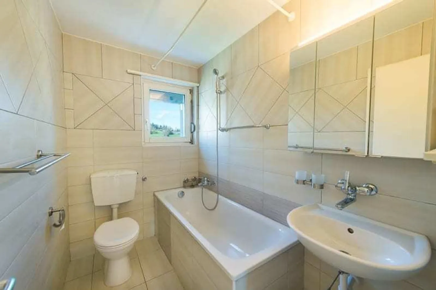 Charming Renovated Apartment - Photo 7 of 7
