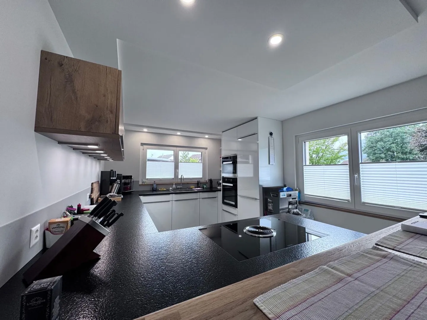 Maison semi-détachée de 4,5 pièces avec 3 places de parking, système photovoltaïque, véranda, cheminée, sauna et jardin - Photo 3 sur 24