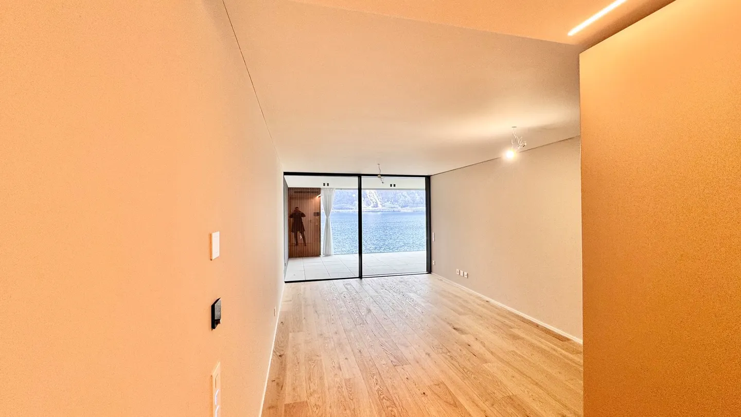 Nuova residenza prestigiosa direttamente sul Lago di Lugano con piscina all'aperto, giardino, spiaggia e molo privato - - Foto 2 di 10